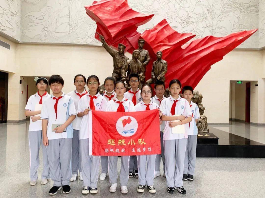 早上出门徒手抓住一只斑鸠(这时候斑鸠还全身有毛),结果没一会儿斑鸠就挣脱跑了,然后手上只剩下斑鸠的探索世界奇妙的答案